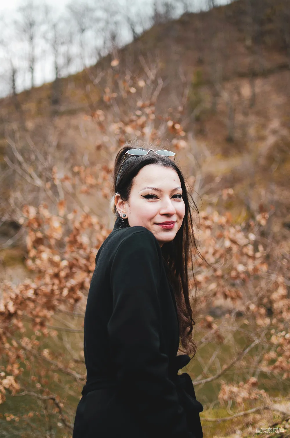 高清摄影 黑色长袖上衣的女人在白天站在棕色树木附近。