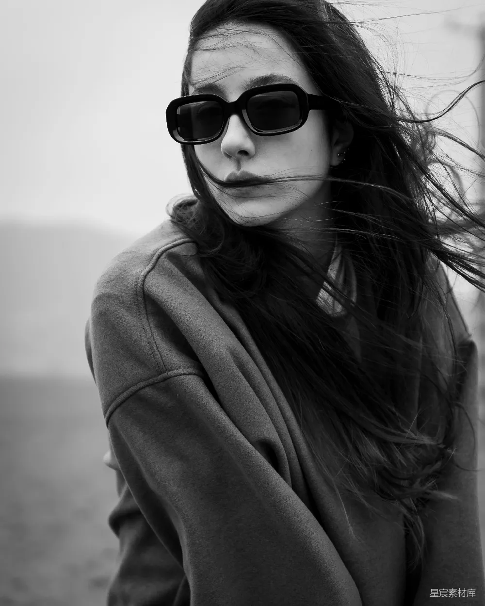 高清摄影 人物 一个留着长发的女人戴着太阳镜和夹克衫。