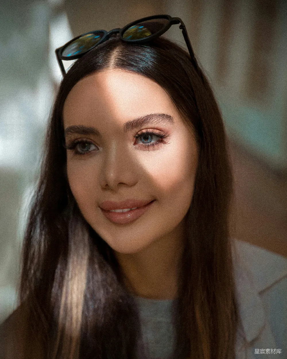 高清摄影 一个戴着眼镜且留着长发的妇女