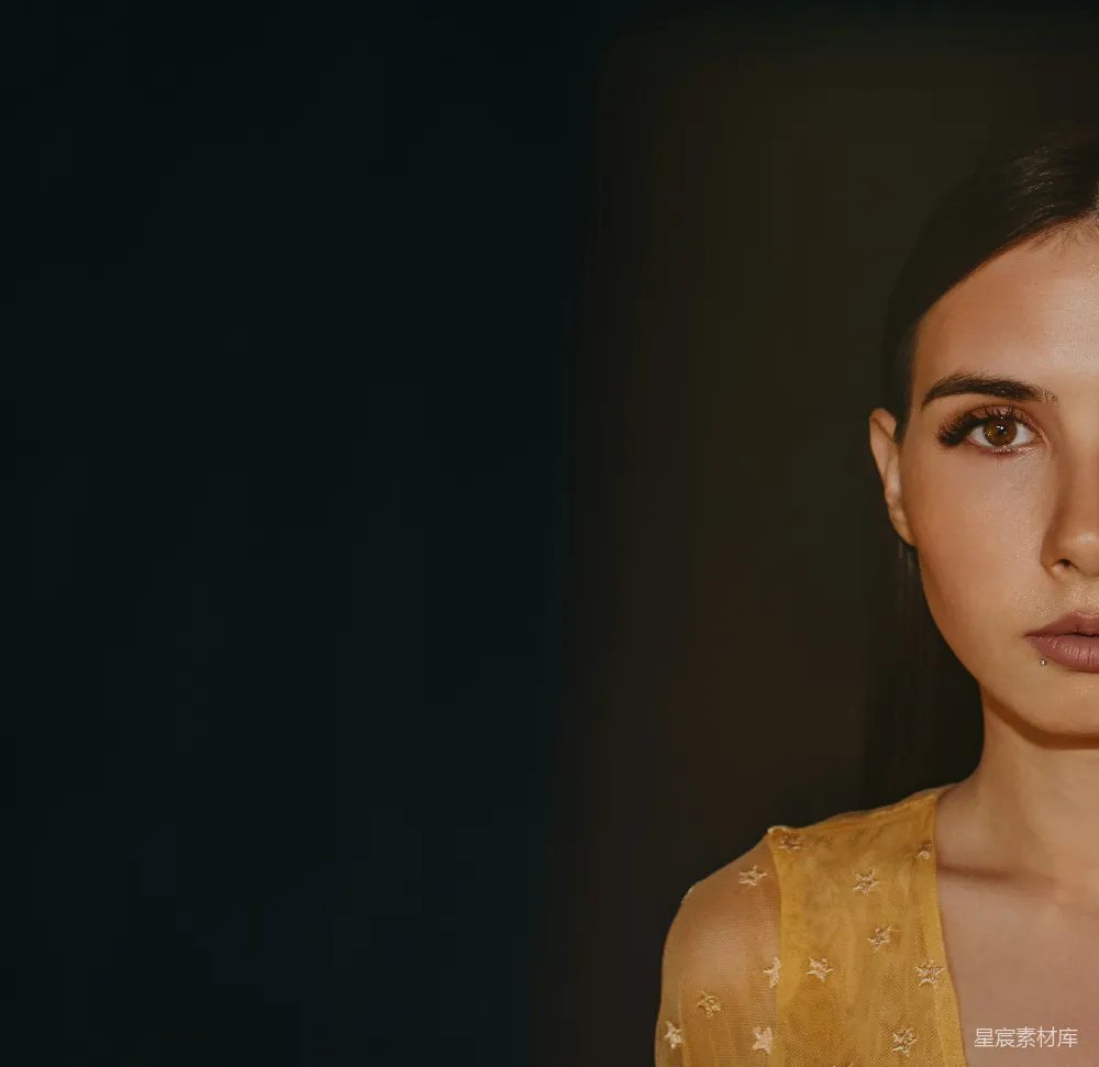 高清摄影 黄色上衣的女人正在拍照。