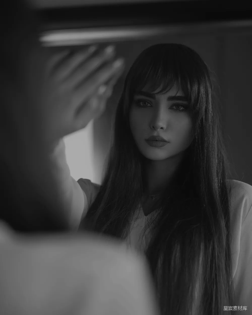 高清摄影  白色上衣女人的灰度照片