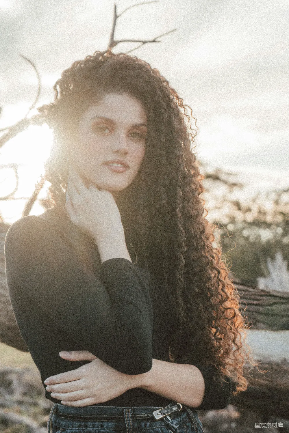 高清摄影 人物 一头长 curly 头发的女子站在一棵树前