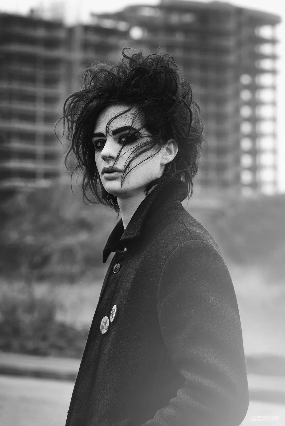 高清摄影  黑色风衣女人的黑白照片
