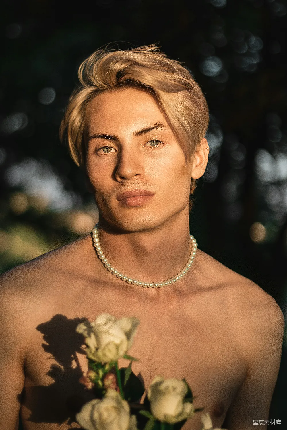 高清摄影 脖子上挂着项链的男人正拿着一束花