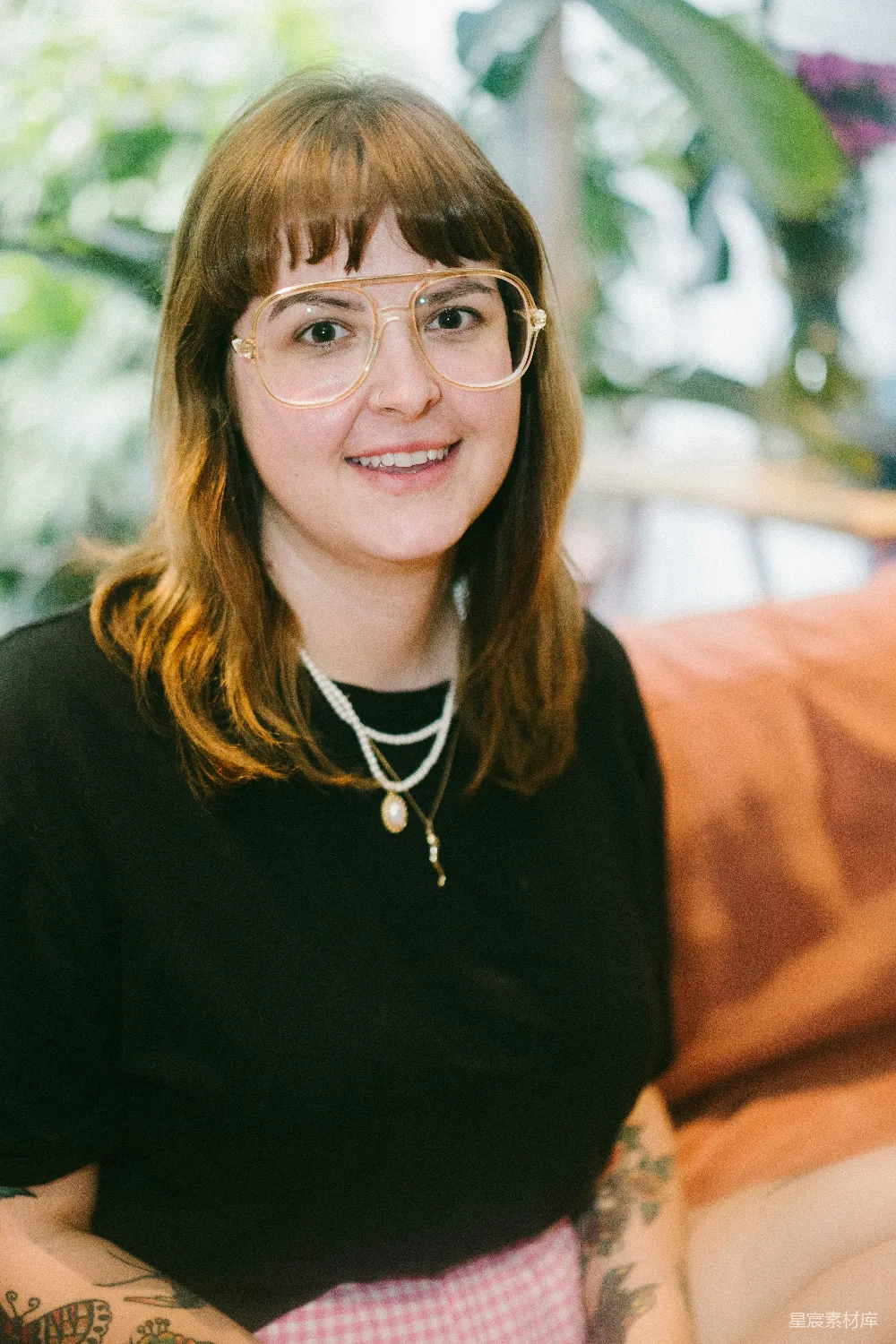 高清摄影 黑色连帽衫的黑衣女子戴着黑色框架的眼镜