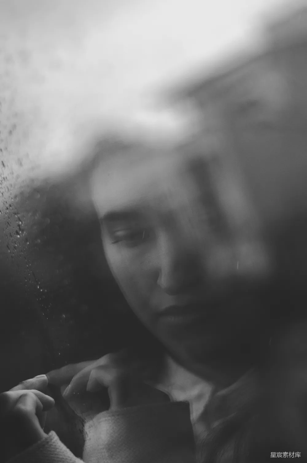 高清摄影 灰度照片中的女人在车内