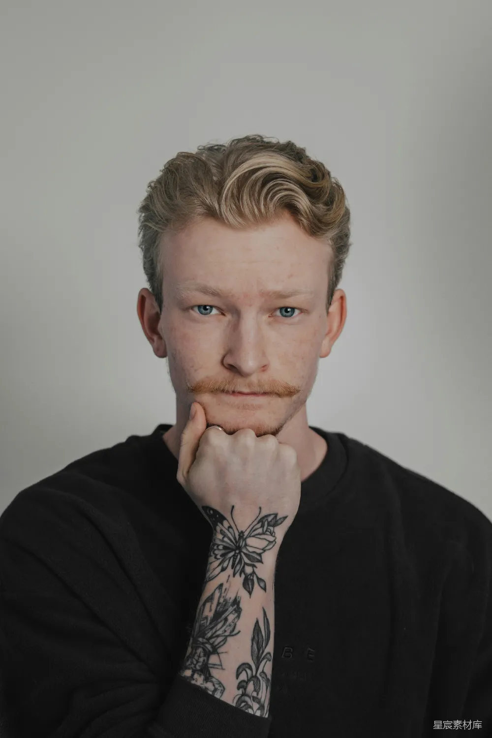 高清摄影 手臂上有纹身的男人