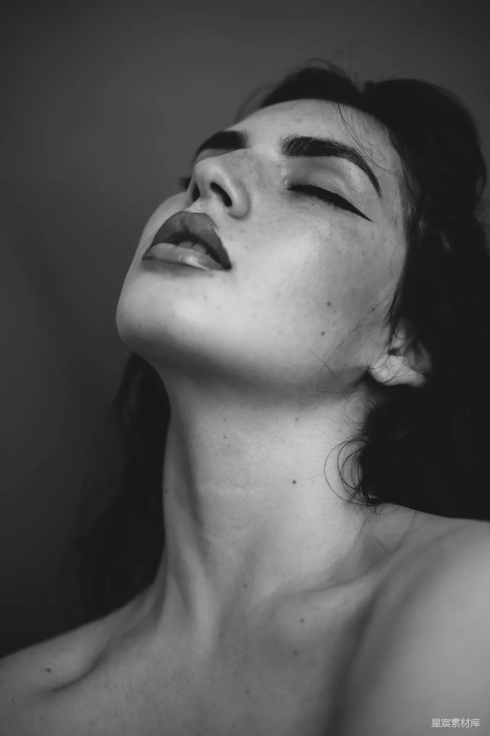 高清摄影  女人脸部的灰度照片