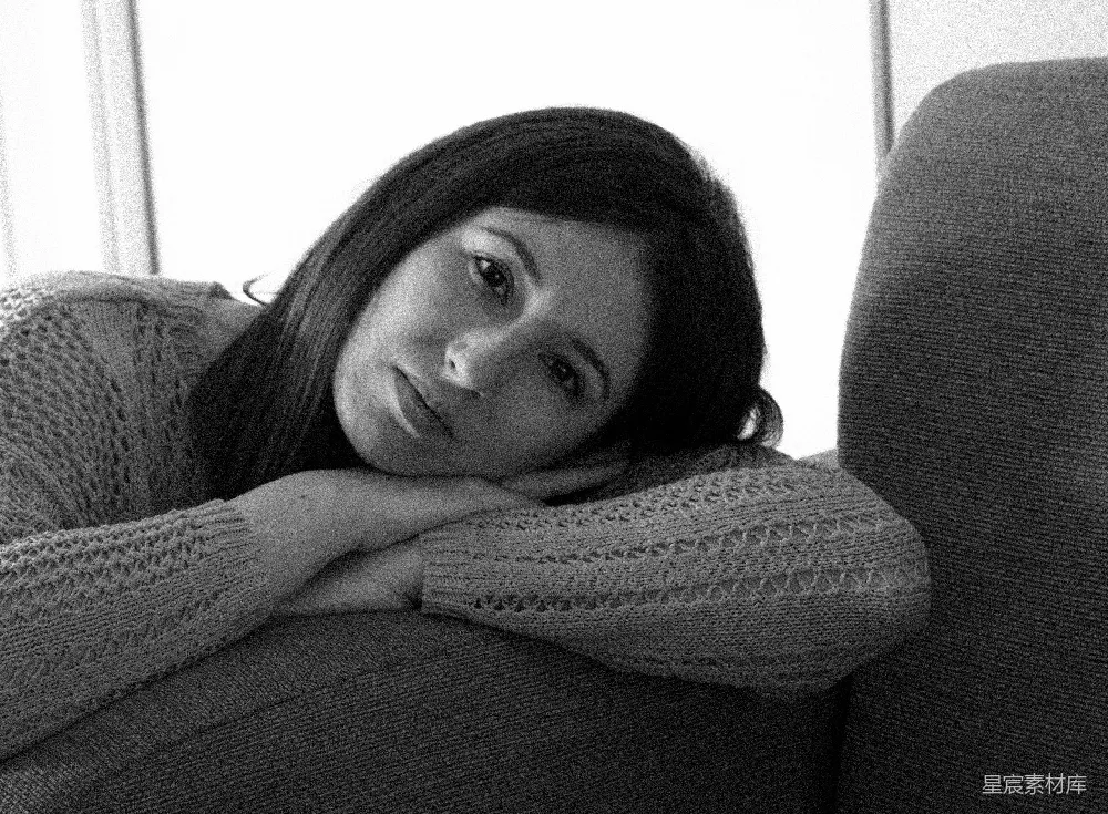 高清摄影 一张黑白照片中一位女性坐在沙发上。