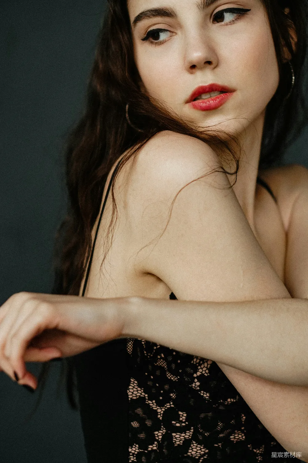 高清摄影 一个穿着黑色连衣裙的女人正在拍照。