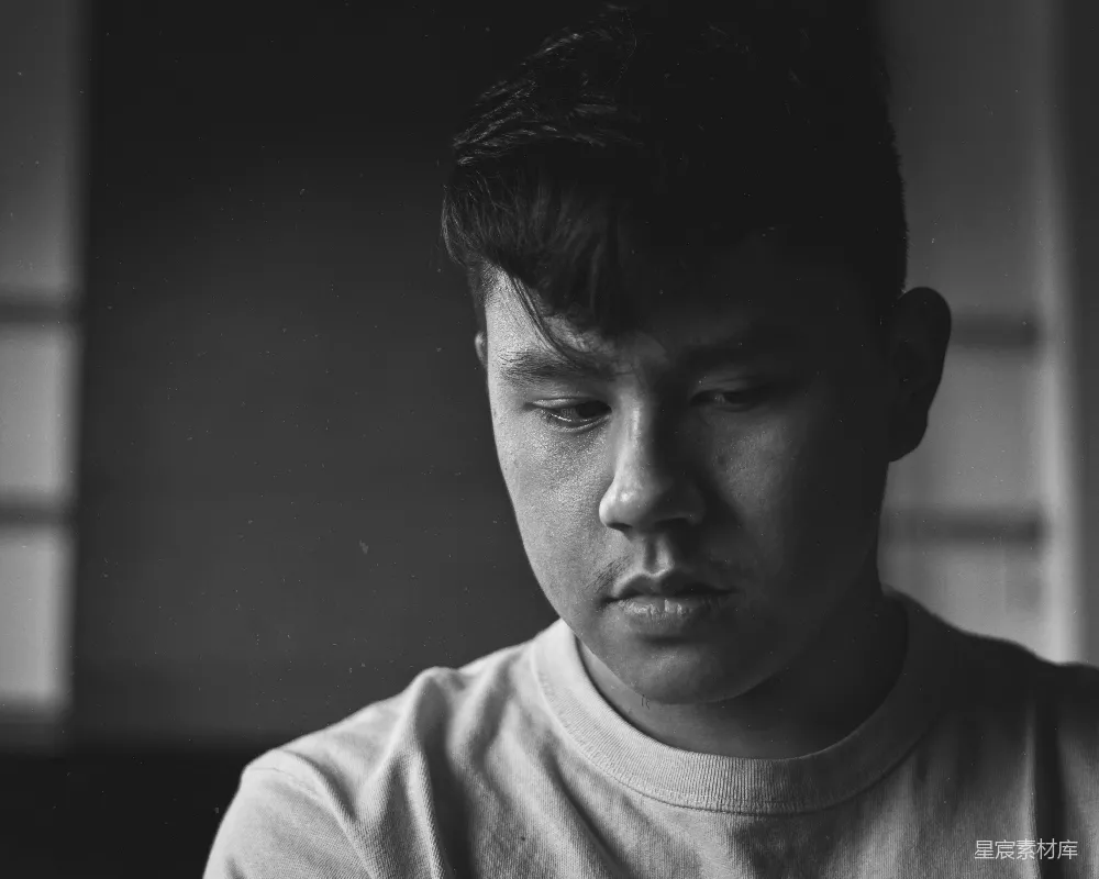 高清摄影  低头的男人