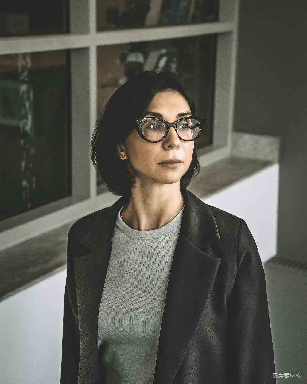 高清摄影 黑色风衣女穿眼镜