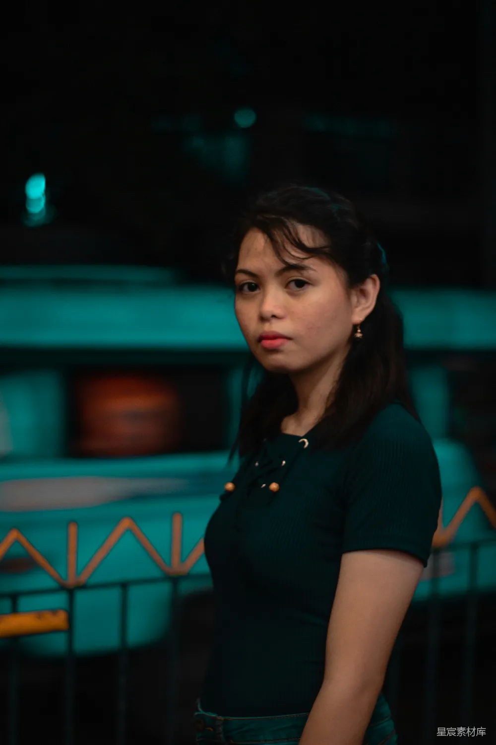 高清摄影  黑底橙色上衣的女人