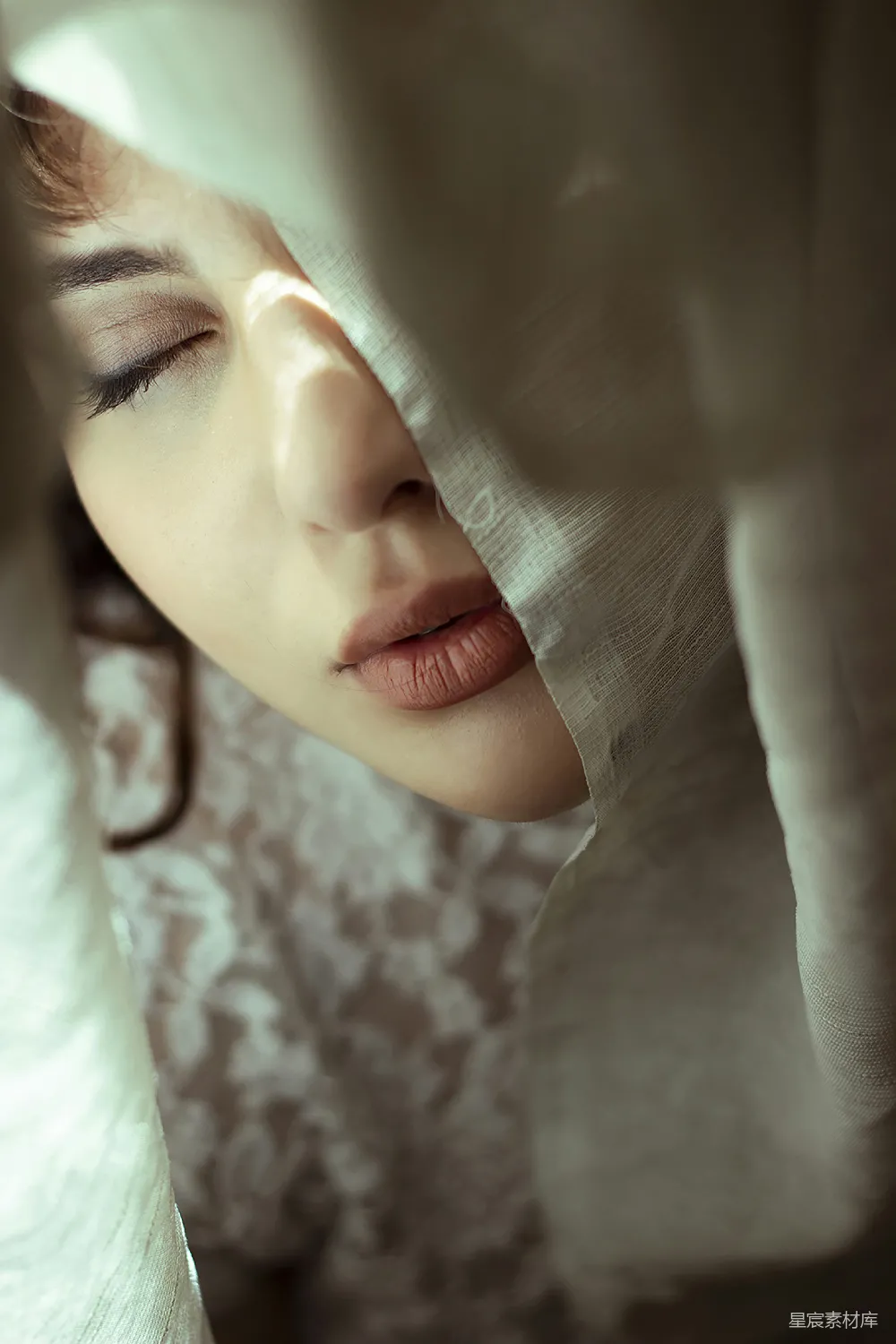 高清摄影  一个闭眼的女人盖着被子