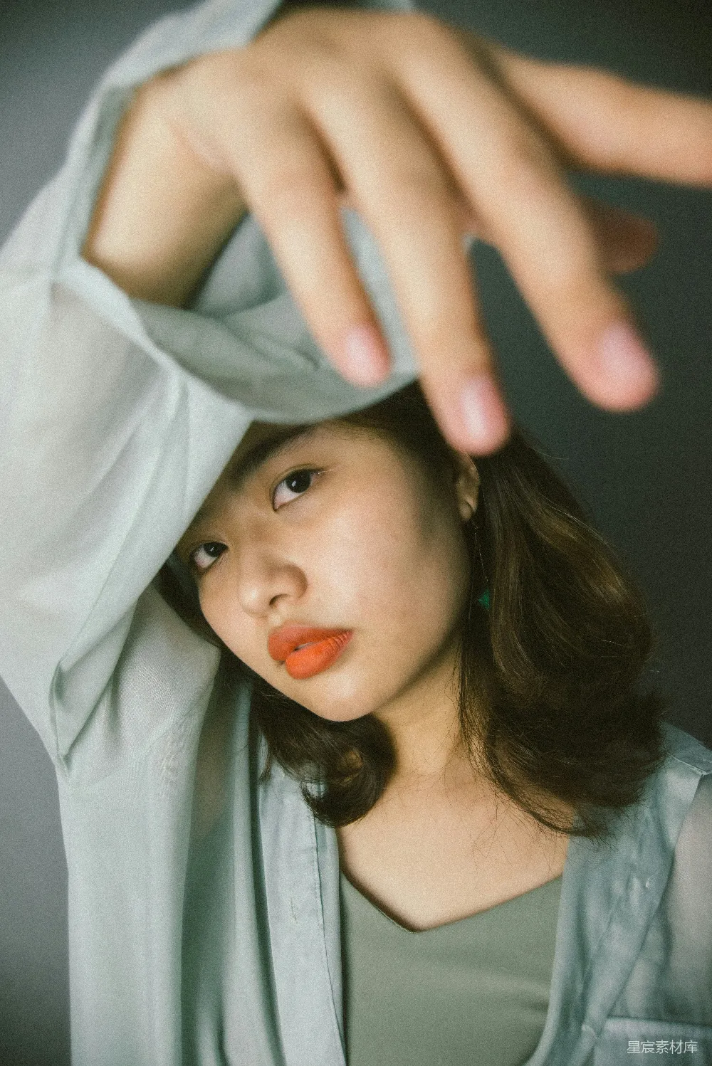 高清摄影 人物 白色上衣的女人用白色布料遮住脸。