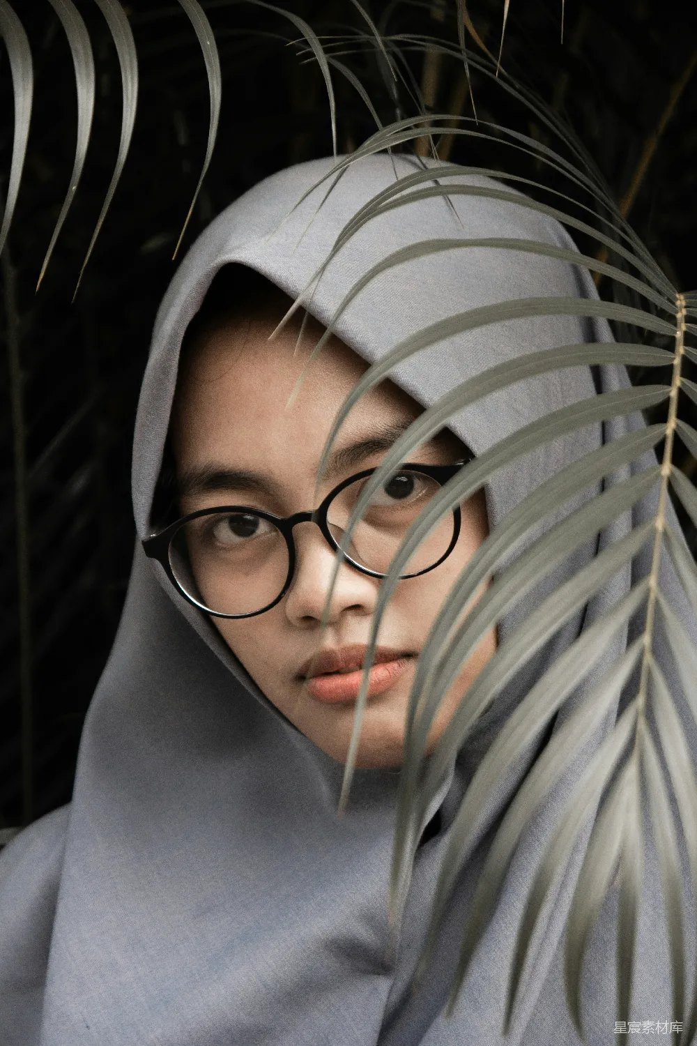 高清摄影 人物 戴着黑框眼镜和灰色头巾 scarf 的女人