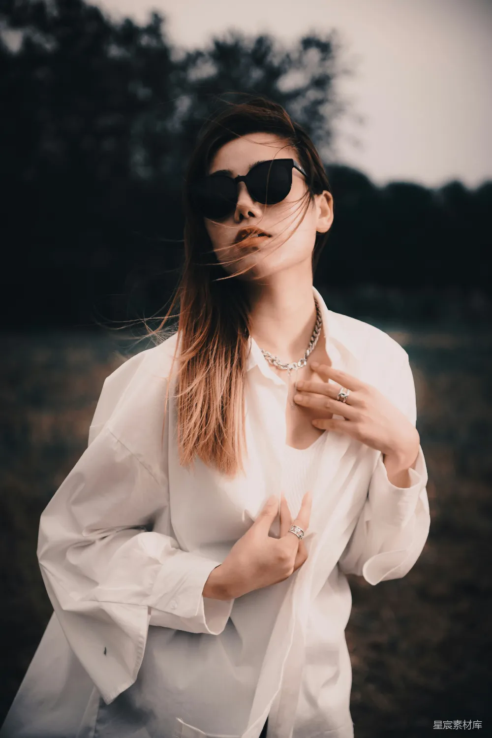 高清摄影  一个穿着墨镜和白色衬衫的妇女