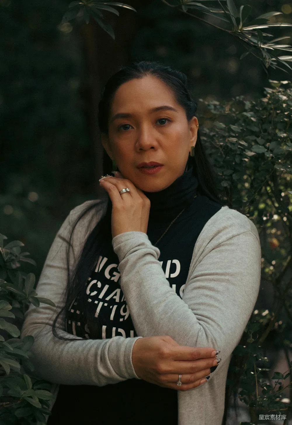 高清摄影  一个女人站在一棵树前面