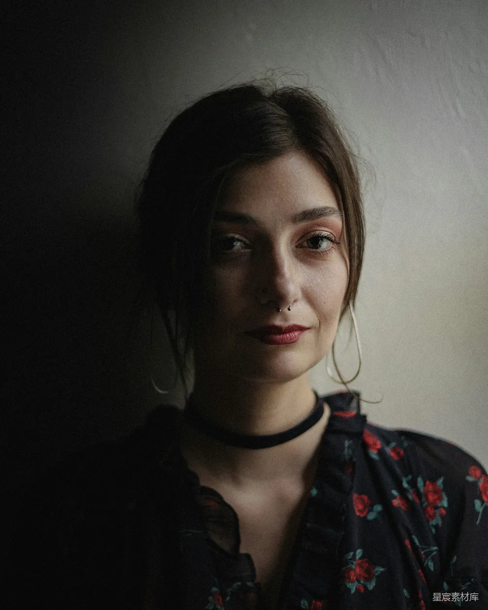 高清摄影  黑色夹克的女人戴着黑色的耳塞。