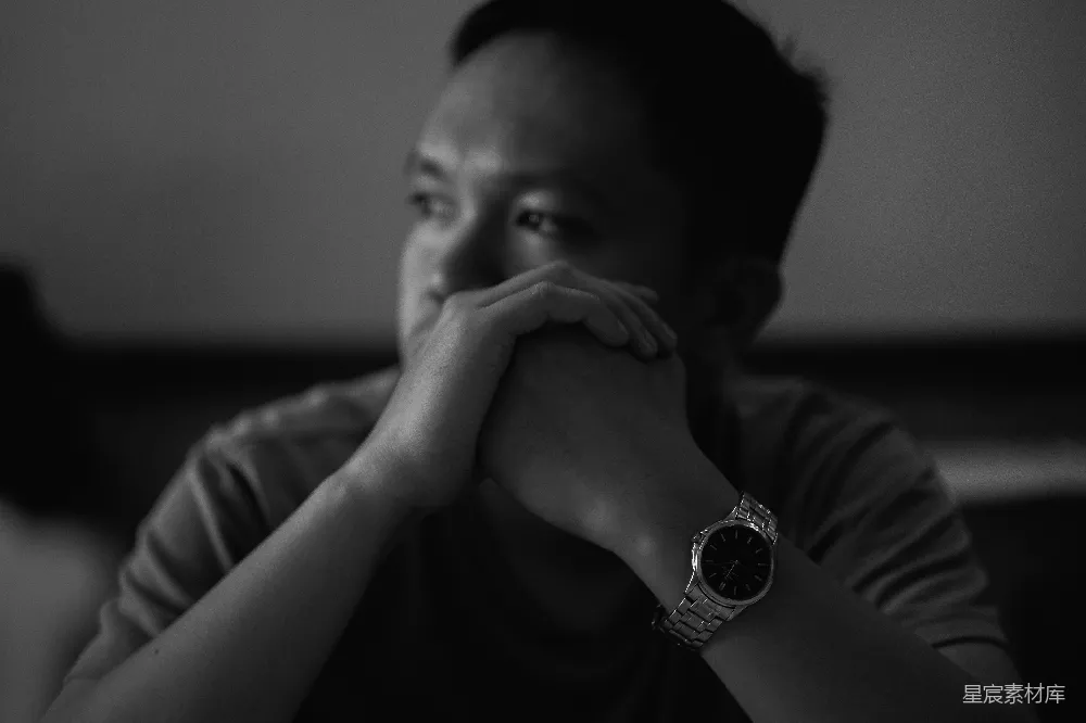 高清摄影  戴着圆形金色手表的男人