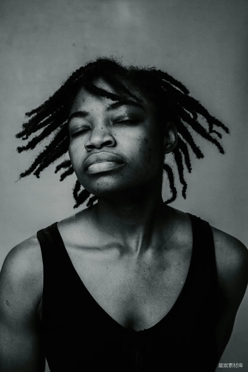 高清摄影 一个黑白照片中的一个梳着麻花辫的妇女