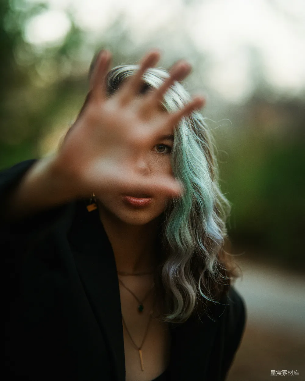 高清摄影 一个绿头发的女人正在做手势。