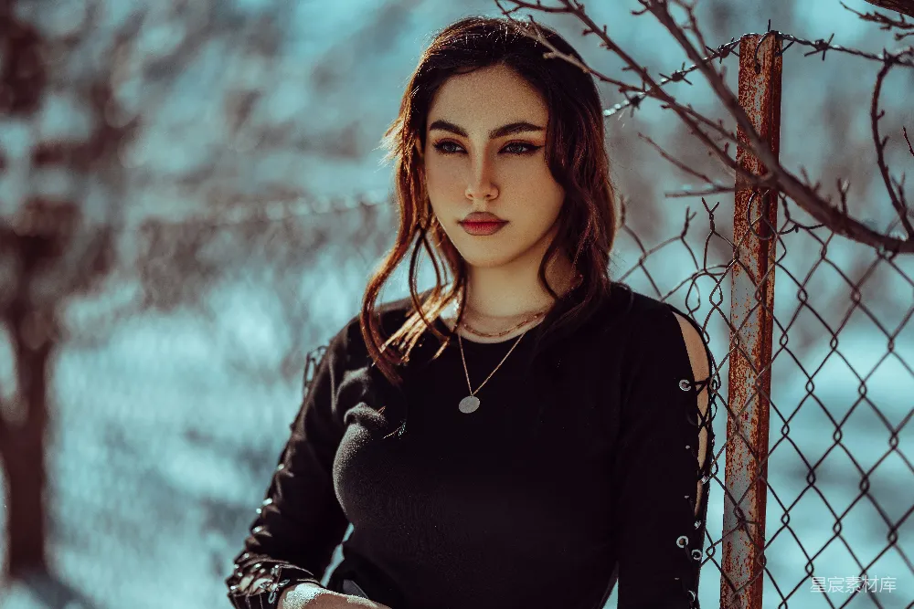 高清摄影 一个女人站在铁丝网栅栏旁边