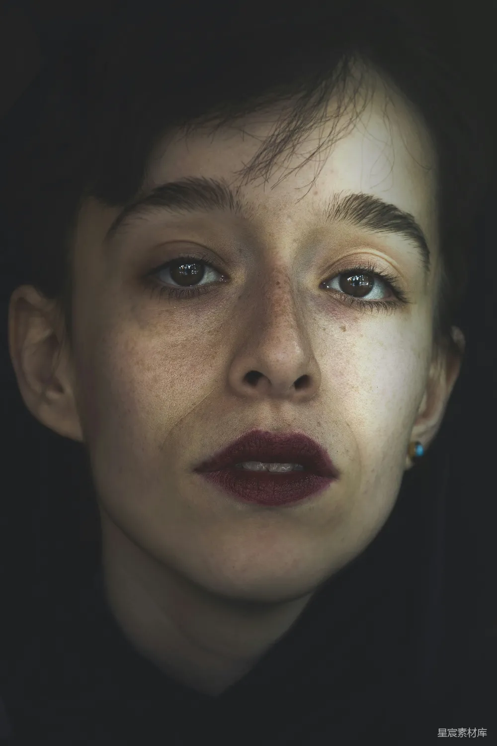 高清摄影 人物 专注于穿着红色口红的女人的照片