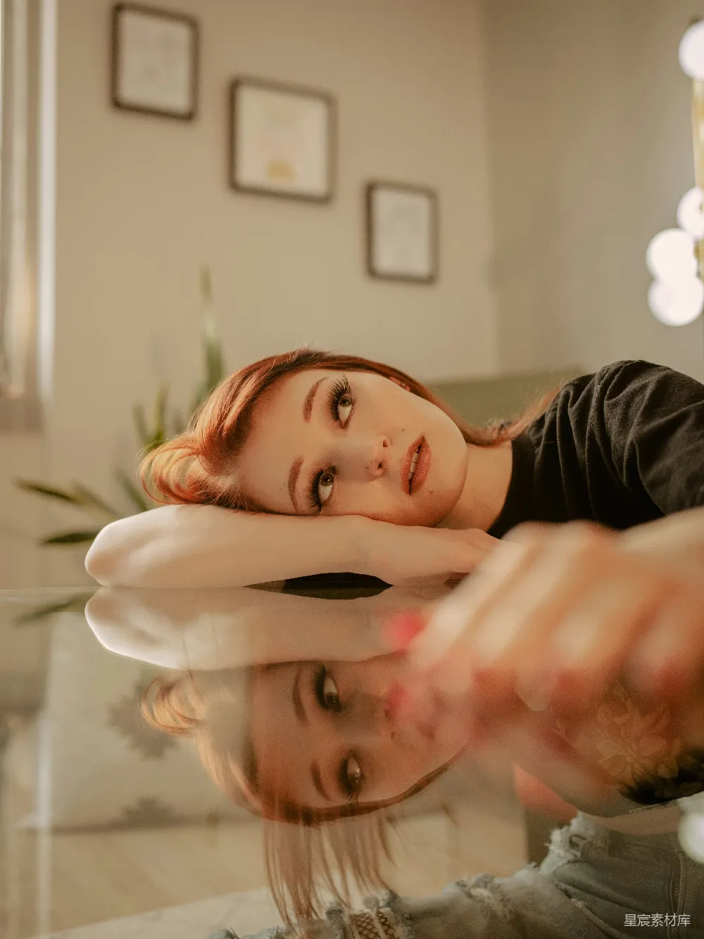 高清摄影 一个女人坐在沙发上，用手捂着脸。