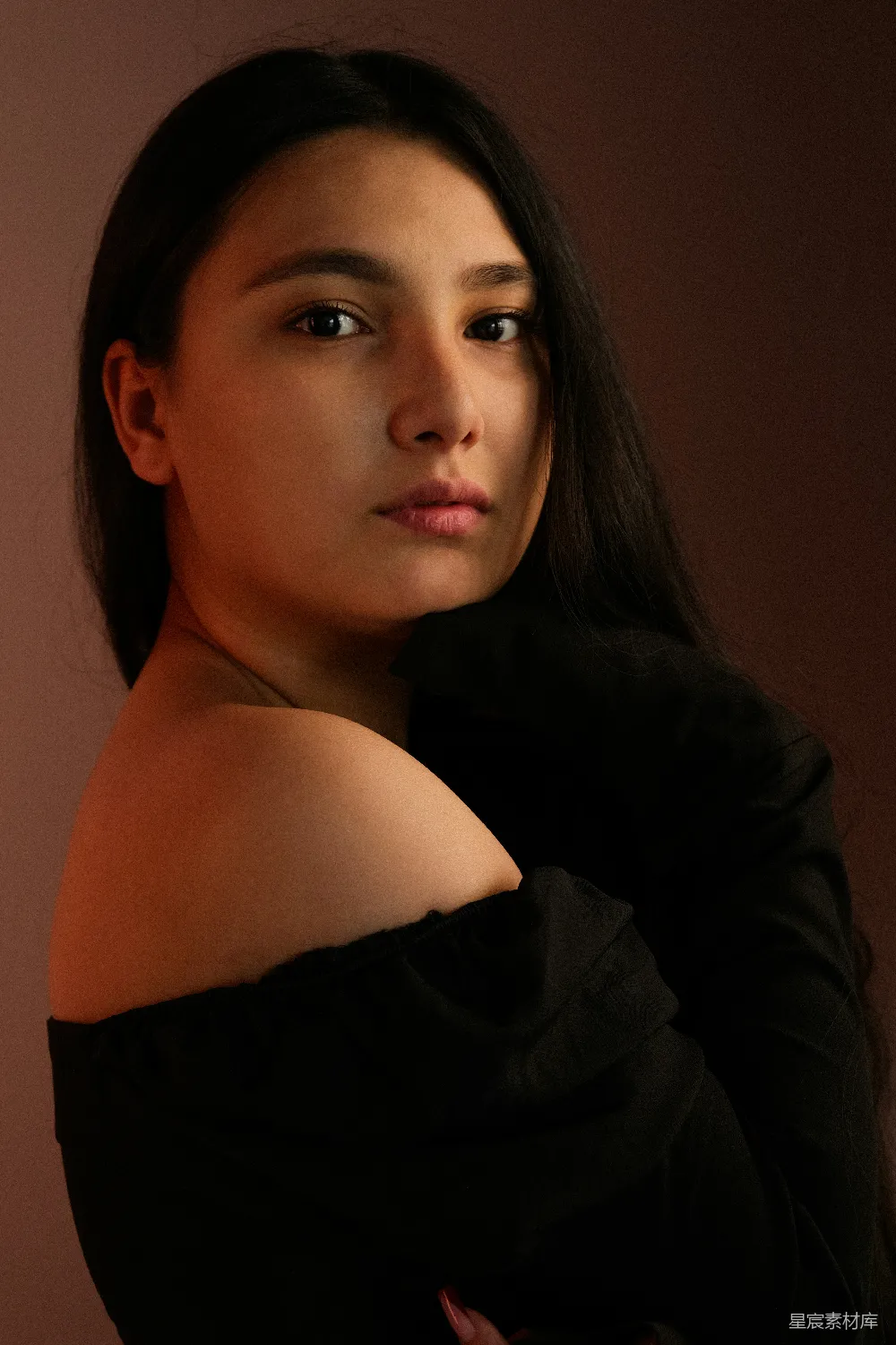 高清摄影 一个穿着黑色连衣裙的女人正在拍照。