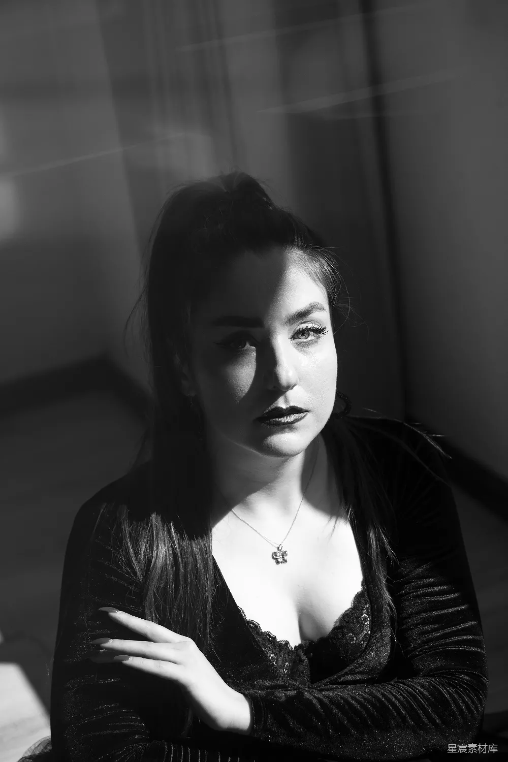 高清摄影  一位女性双手交叉的黑白照片