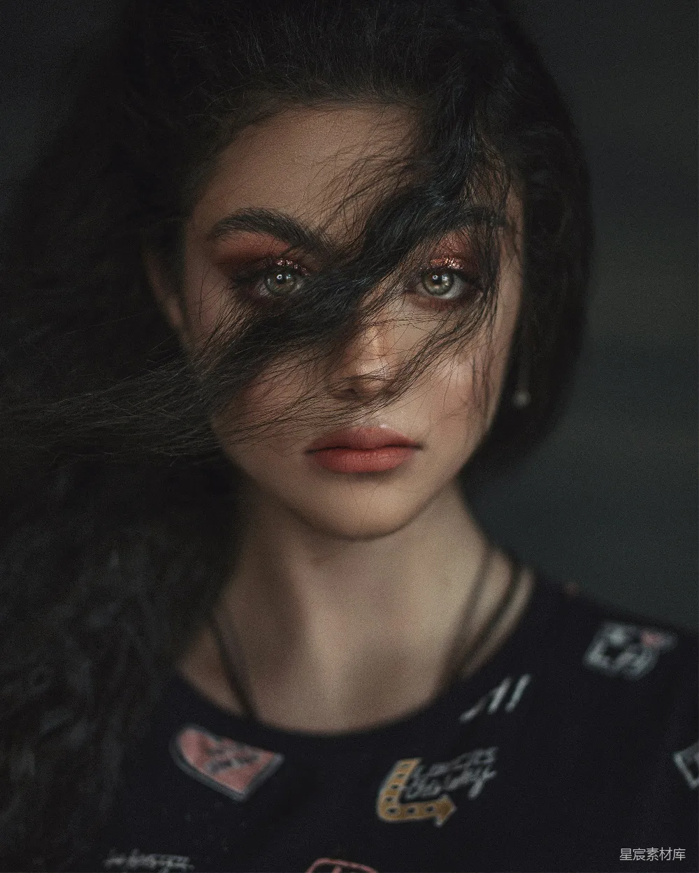 高清摄影 黑色女巫连帽衫