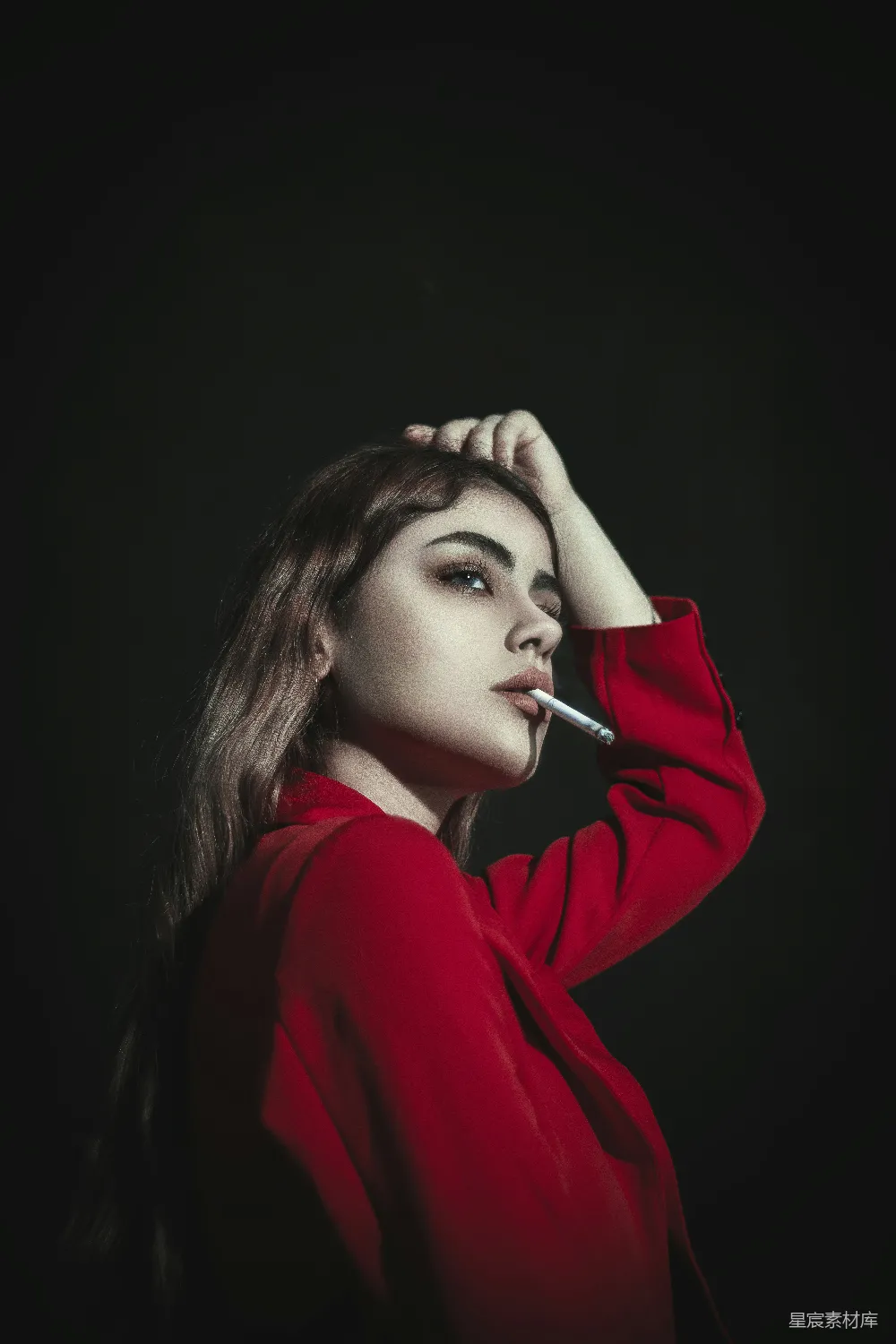 高清摄影 一个穿红色上衣的女人正在抽烟。