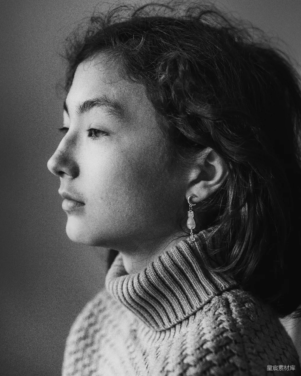 高清摄影  黑白照片中一位穿着毛衣的女人