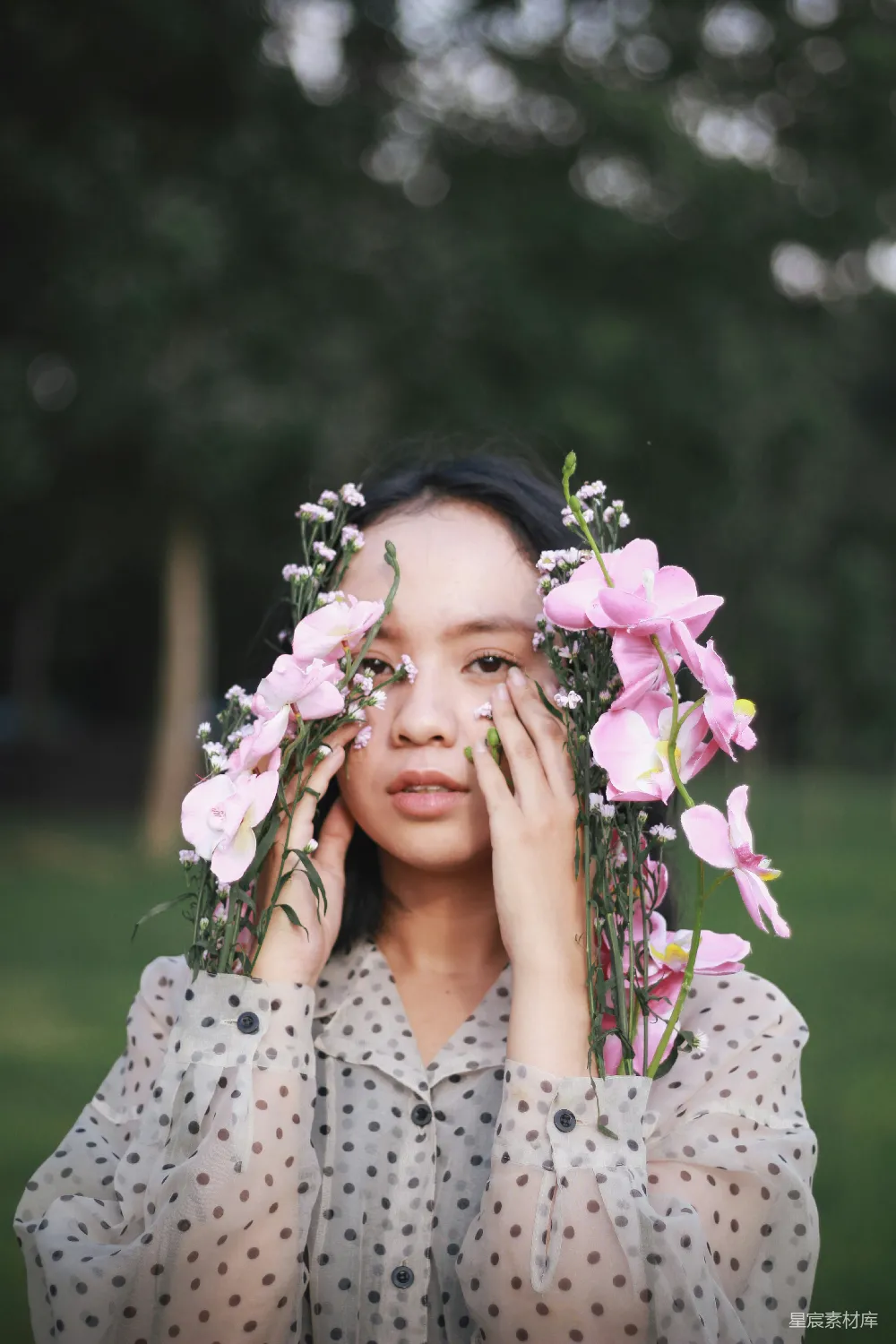 高清摄影  白衬衫黑条纹图案的女子手持紫色花朵