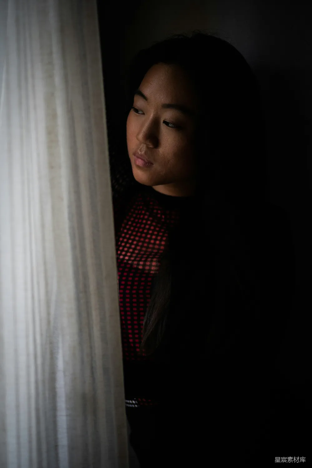 高清摄影 人物 红色和黑色格子图案上衣的女子