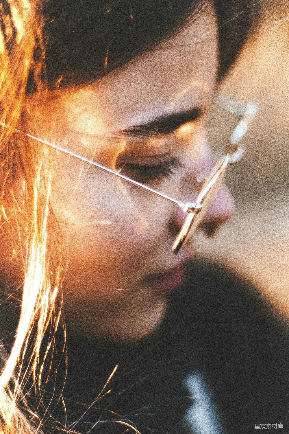 高清摄影 一个女子鼻子里插着一把剪刀