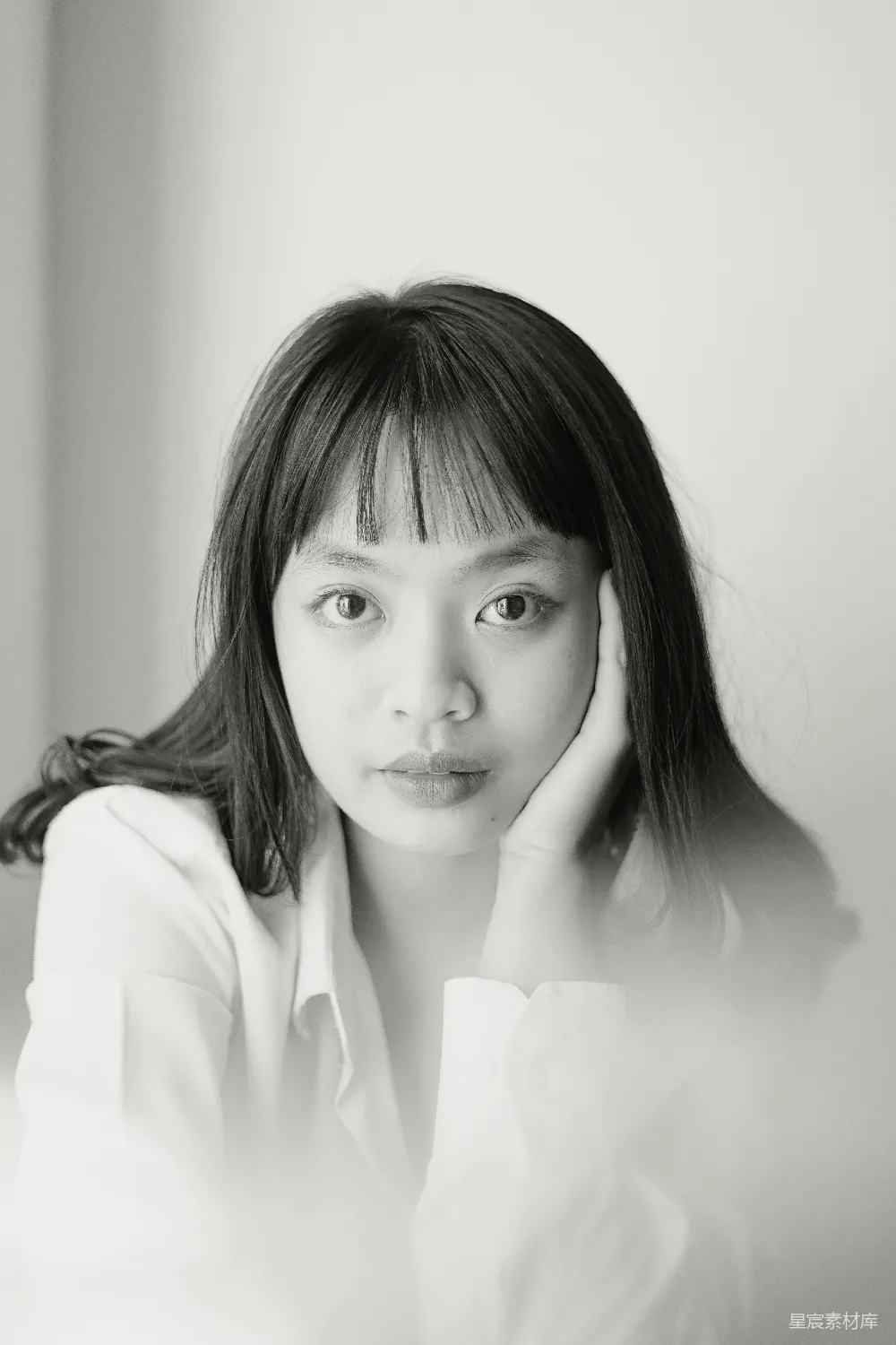 高清摄影  白长袖衬衣女子