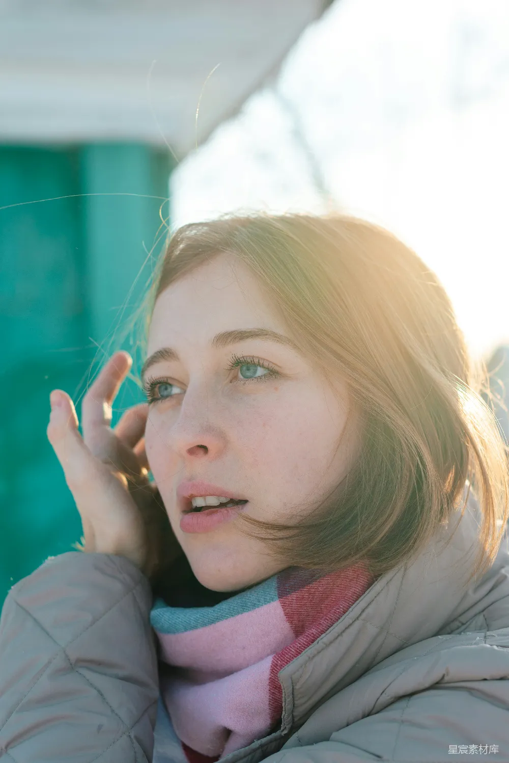 高清摄影 一个女人戴着围巾在打电话。