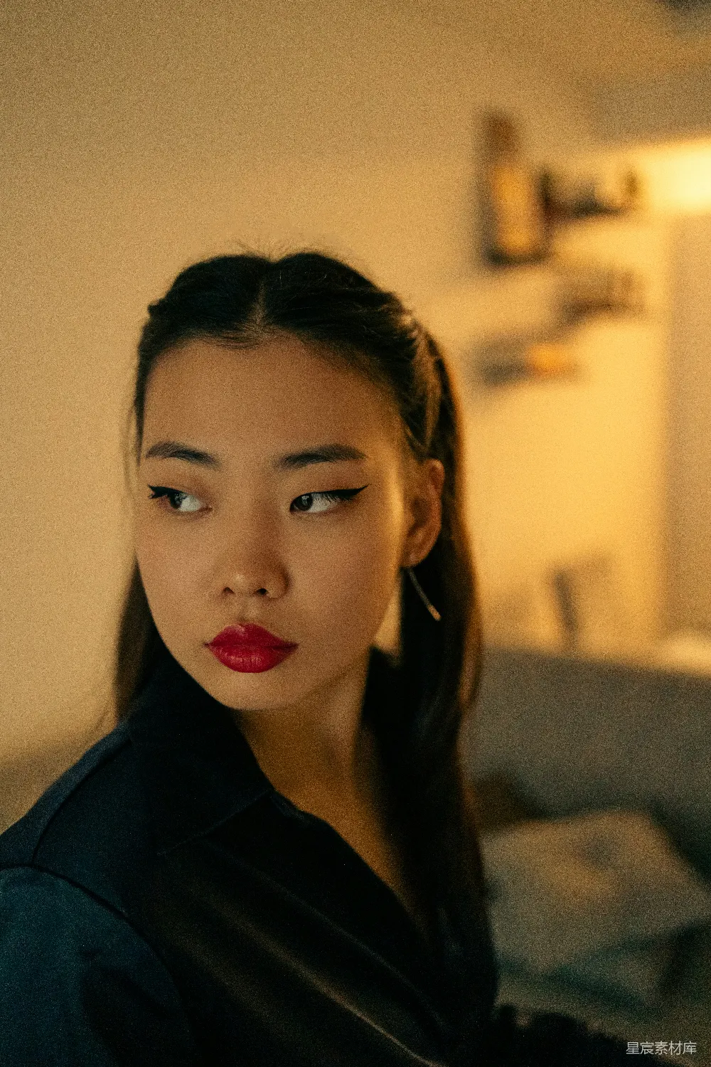 高清摄影 一个穿着黑色上衣并涂有红色口红的女人