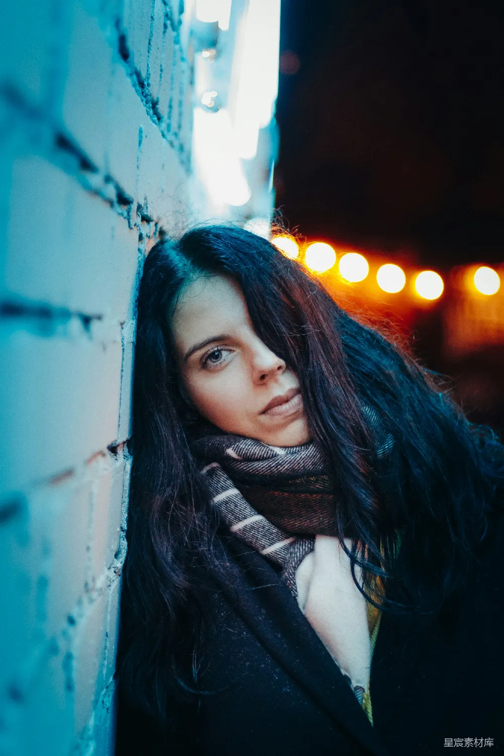 高清摄影  女人倚靠在墙边
