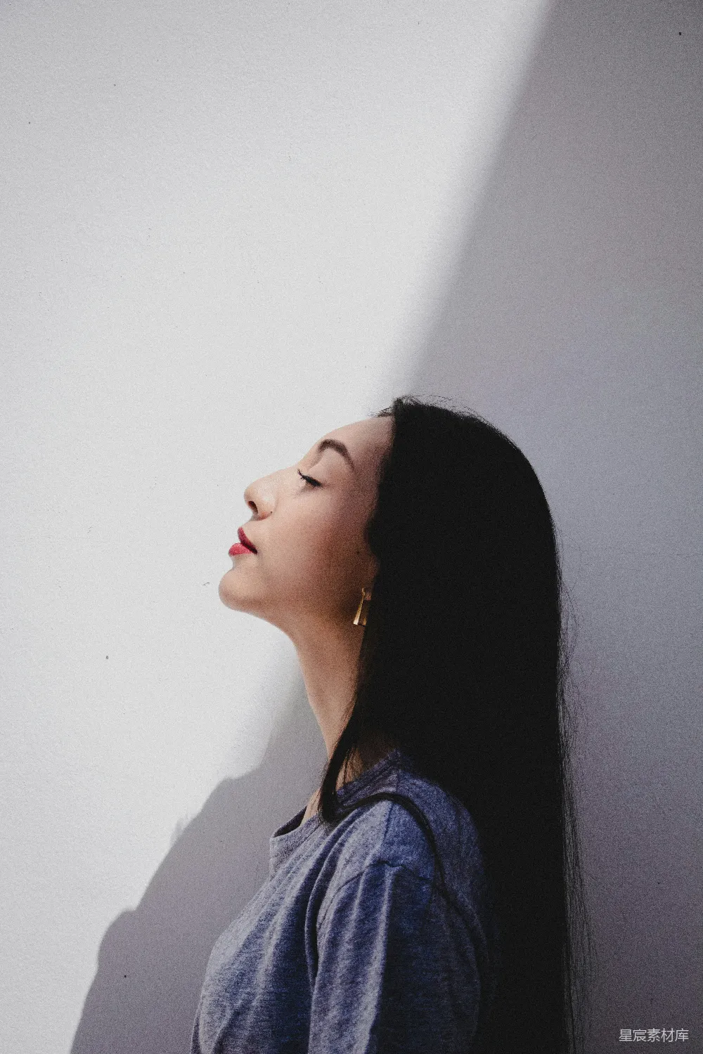 高清摄影 人物 灰衬衣的女人站在白色漆墙旁边