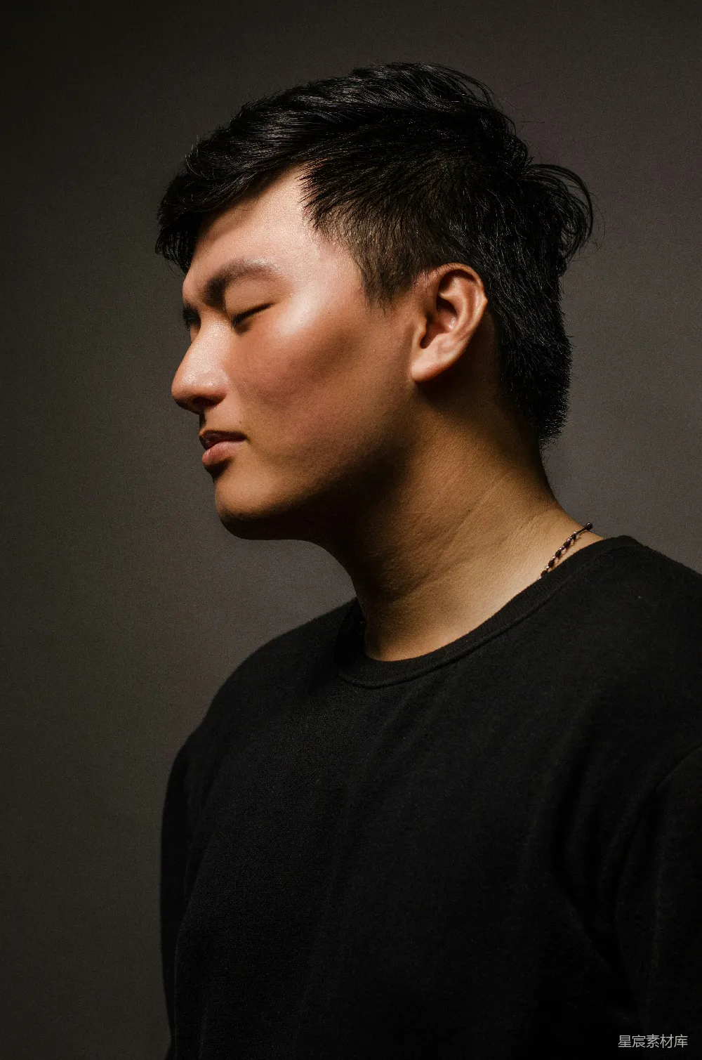 高清摄影 穿着黑色上衣的男人