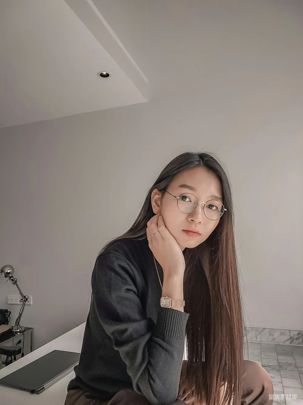 高清摄影 戴眼镜的女人坐在柜台旁