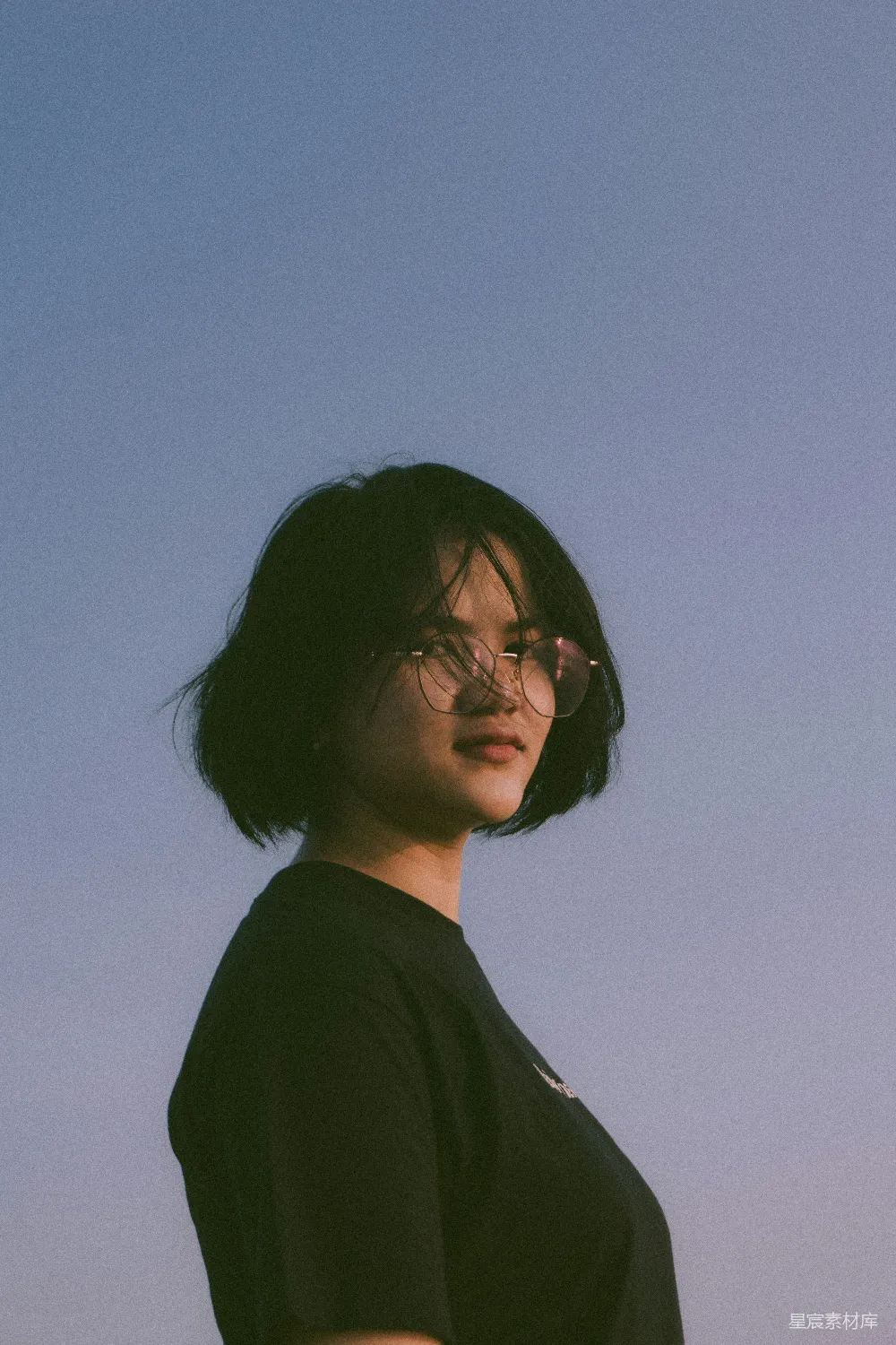 高清摄影 一个戴着眼镜的女人站在蓝天下