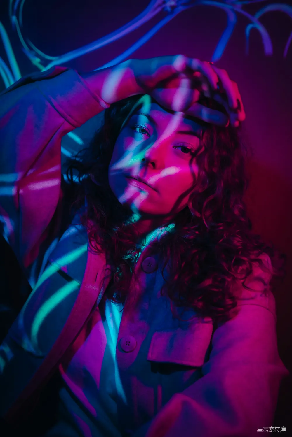 高清摄影 一个卷发的女人正在拍照。