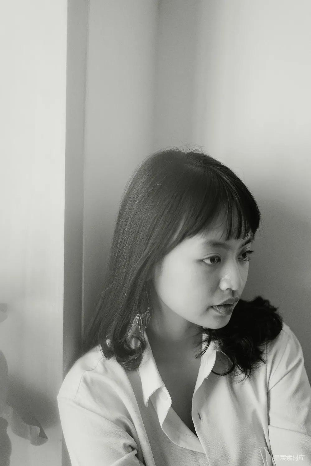 高清摄影 白衬衫女子的灰度照片
