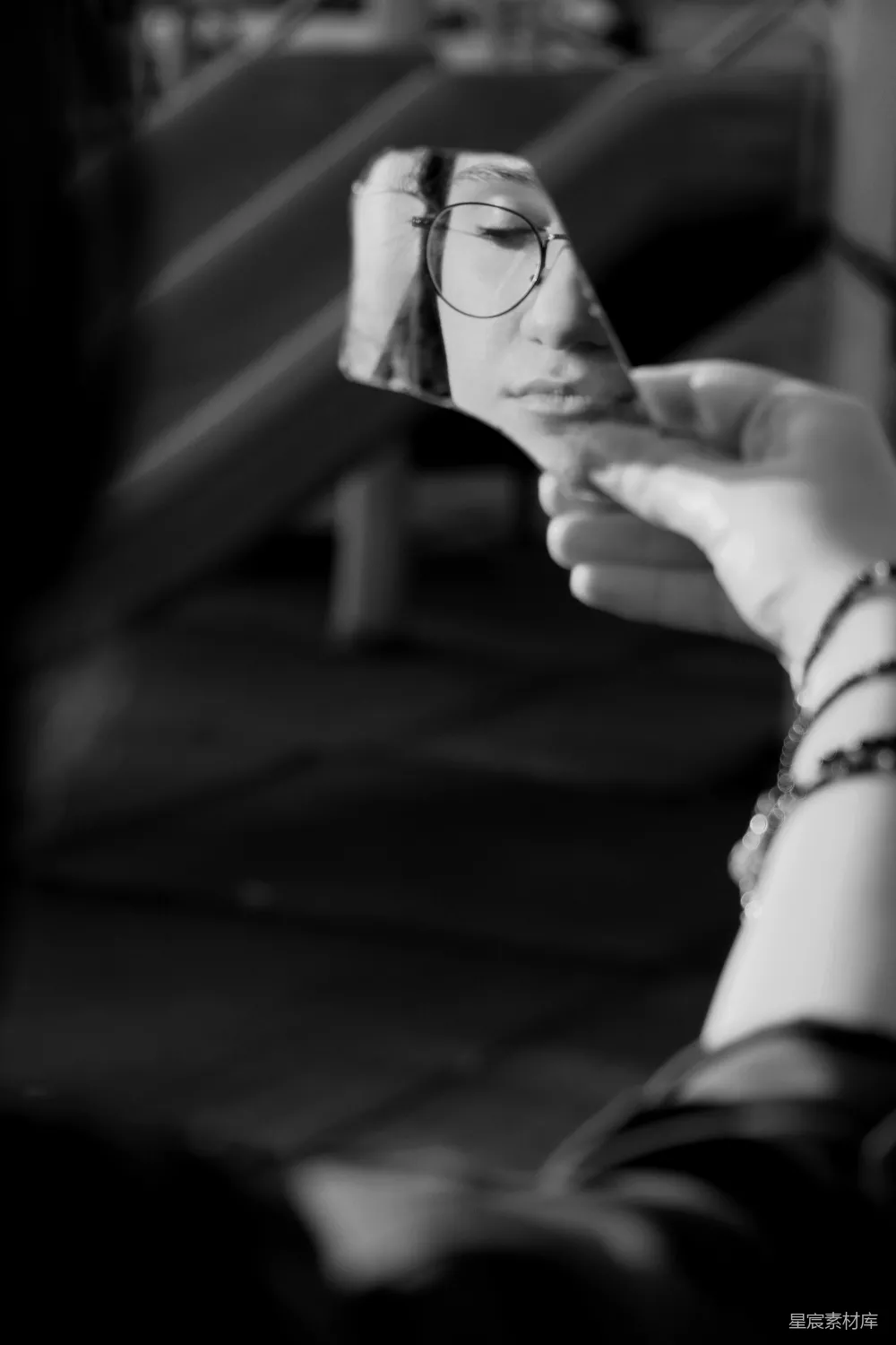高清摄影 一位女性手持一副黑白照片中的眼镜