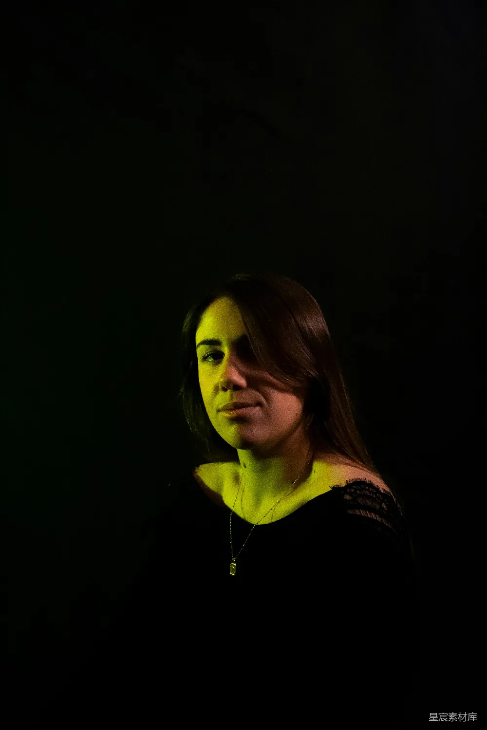 高清摄影 黑色上衣的女人正在拍照。