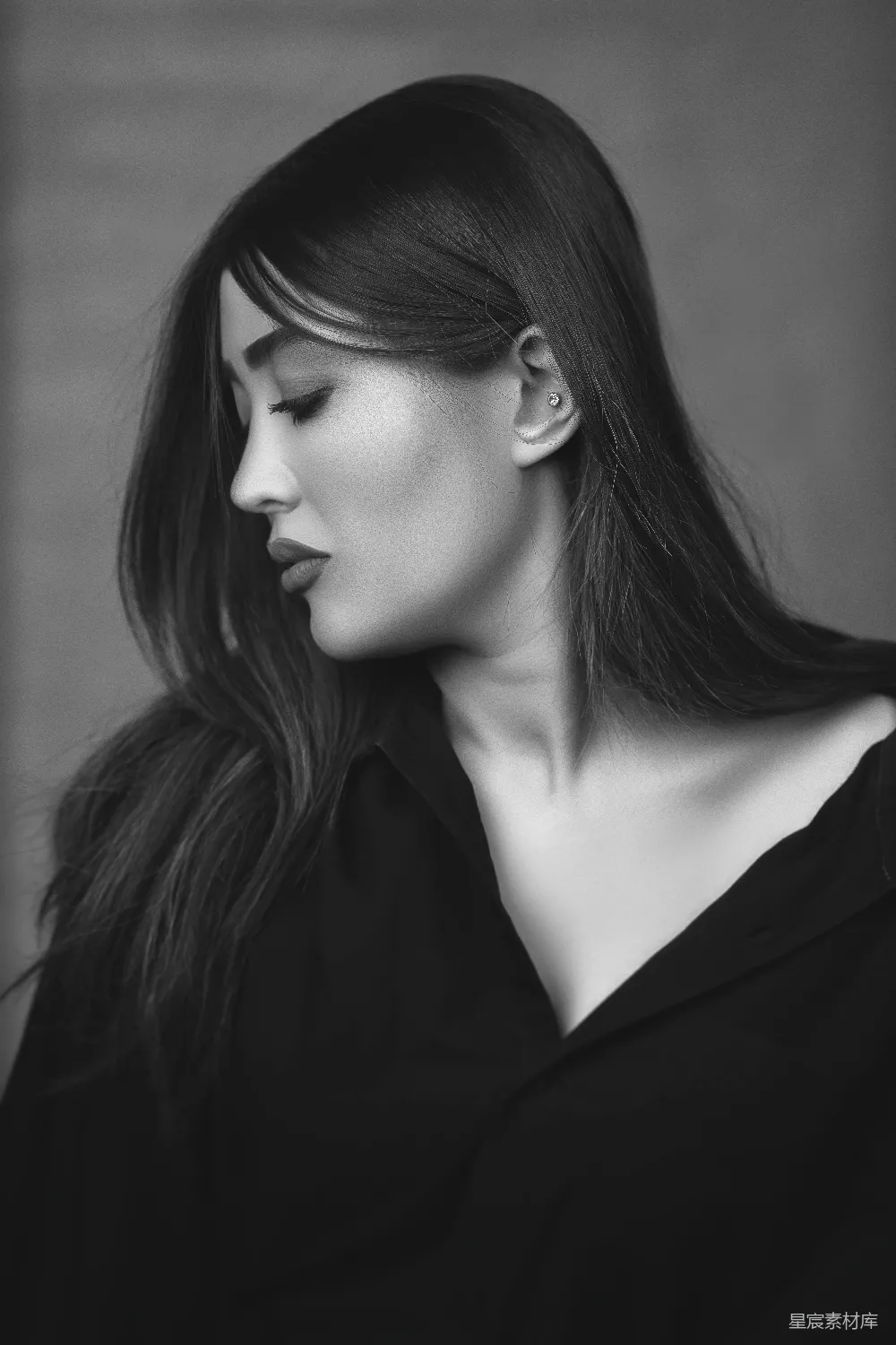 高清摄影  一位长发女子的黑白照片